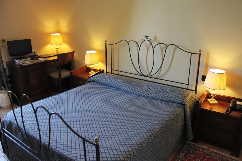 Hotel Castello Montegiove Fano Camera foto